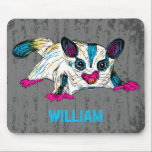 Mousepad Arte Moderna Personalizada Colorida Sugar Glider<br><div class="desc">Este mouse pad está pronto para ser personalizado com seu nome e apresenta um estilo moderno de ilustração de um açucar em cores brilhantes: preto, branco, azul elétrico, magenta e amarelo. O gráfico é colocado sobre um fundo de cinza de estilo angustiado. Adicione o seu nome ou outro texto abaixo...</div>