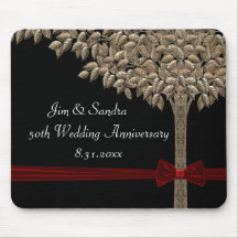 Árvore dourada com fita & arco vermelhos