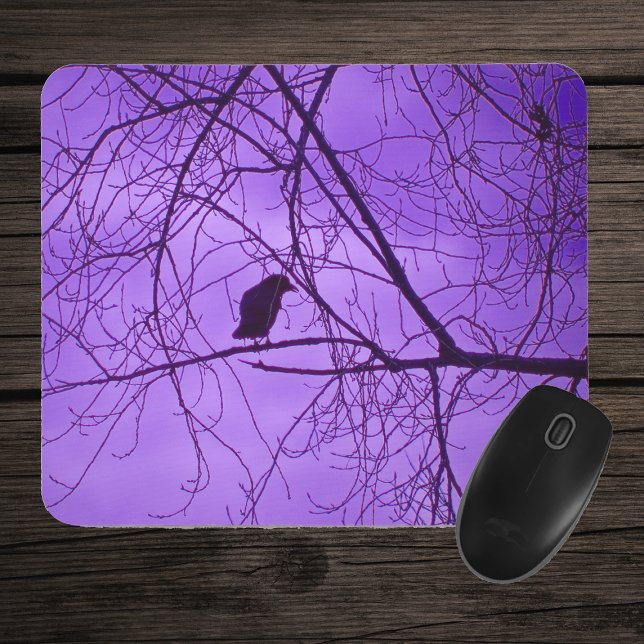Mousepad Árvores de Barren Preto Ramificam Céu Roxo (Single black crow in barren black trees against purple sky on mousepad.)