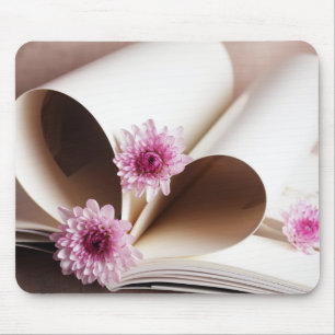 Mousepad As páginas de um livro feito em um coração dão