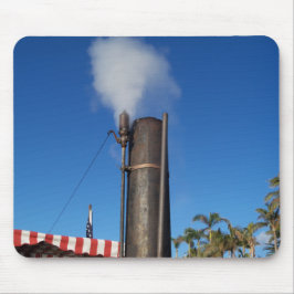 Mousepad assobio a vapor velho com uma pluma branca de vapo