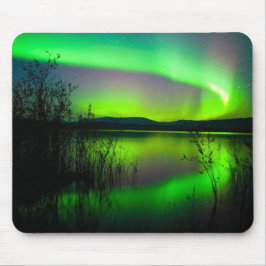 Mousepad Aurora boreal espelhada no lago