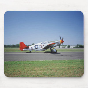 Mousepad Avião vermelho da cauda de P-51 C Tuskegee no ar