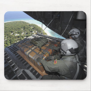 Mousepad Aviões empurram uma palete de mercadorias doadas 2