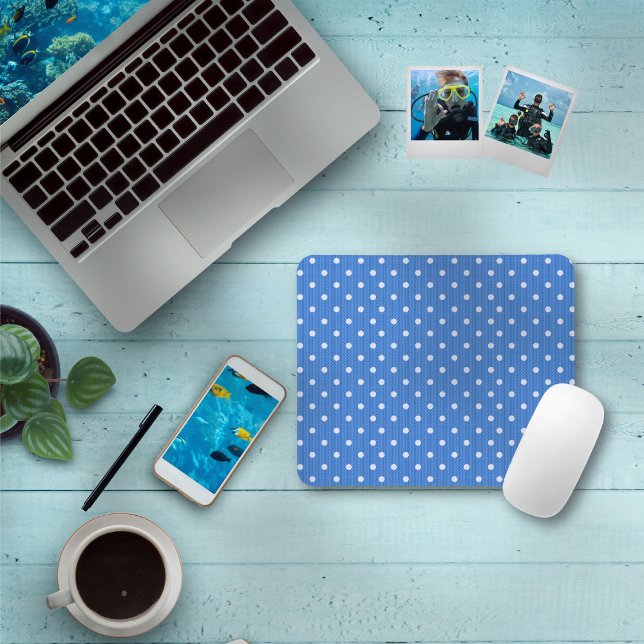Mousepad Azul Dotty Delight (A Dotty Delight Blue Mouse Pad is on the table. )