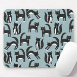 Mousepad Azul Padrão de Cat<br><div class="desc">Felinos brancos e pretos,  em seu negócio. Um padrão divertido num fundo de médio,  perfeito para amantes de animais e animais de estimação. Os gatos adoram um rato. Arte original de Nic Squirrell.</div>