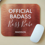 Mousepad Badass Oficial Boss Babe Metallic Copper Name<br><div class="desc">Bastão Oficial Boss Babe Metallic Copper Name Mouse Pad apresenta um fundo metálico de cobre escovado de luxo com o texto "Oficial Badass Boss Babe" na tipografia moderna personalizada com seu nome abaixo. Personalizar editando o texto na caixa de texto fornecida</div>