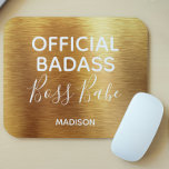 Mousepad Badass Oficial Boss Babe Metallic Nome Dourado<br><div class="desc">Esta design moderna apresenta um fundo de ouro metálico escovado e luxuoso com o texto "Oficial Badass Boss Babe" na tipografia moderna personalizada com seu nome abaixo. Personalize editando o texto na caixa de texto fornecida #mousepads #eletrônicos #computador #acessórios de computador #dom #presentes #personalizadpresentes #officesupplies #materiais de escola #personalizados #casa...</div>