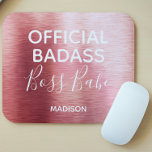 Mousepad Badass Oficial Boss Babe Metallic Rosa Nome Dourad<br><div class="desc">Esta design moderna apresenta um fundo de rosa-ouro metálico escovado de luxo com o texto "Oficial Badass Boss Babe" na tipografia moderna personalizada com o seu nome abaixo. Personalize editando o texto na caixa de texto fornecida #mousepads #eletrônicos #computador #acessórios de computador #dom #presentes #personalizadpresentes #officesupplies #materiais de escola #personalizados...</div>