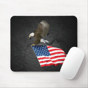 Mousepad Bald Eagle Voando com uma bandeira americana