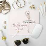 Mousepad Ballerina no coração citar simples brilho cor-de-r<br><div class="desc">Esta fofa de mouse giro e giro design apresenta uma bonito bailarina brilhante com a citação "Ballerina at Heart" em bonito tipografia de fita rosa sobre um fundo cor-de-rosa. Copyright Designs da Anastasia,  todos os direitos reservados.</div>