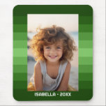 Mousepad Bandas Retroativas - Verde Natal - Foto Simples<br><div class="desc">Sombras de padrão de faixa verde com uma área de texto simples para um nome e data. Adicione seu instantâneo de selfie ou família favorito. Use uma foto para criar este presente de fotos pessoal e exclusivo. O plano de fundo inclui um padrão de faixa retrorreflectora com uma atualização moderna...</div>