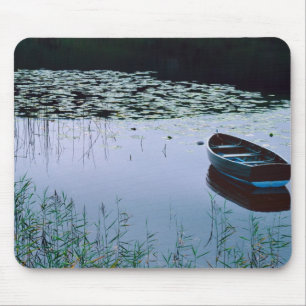 Mousepad Barco a remo em pequeno lago rodeado por água