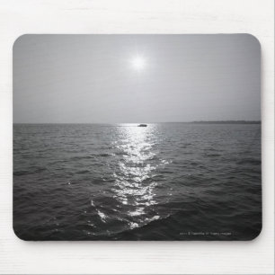Mousepad Barco distante no oceano