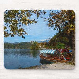 Mousepad Barcos de turista no lago sangrado no outono