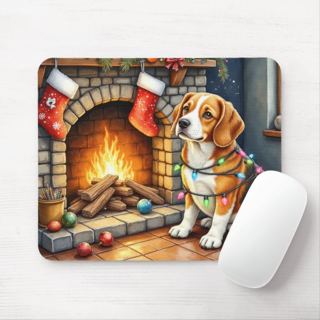 Mousepad Beagle Sentado ao Lado da Lareira com Luzes de Nat (Com mouse)