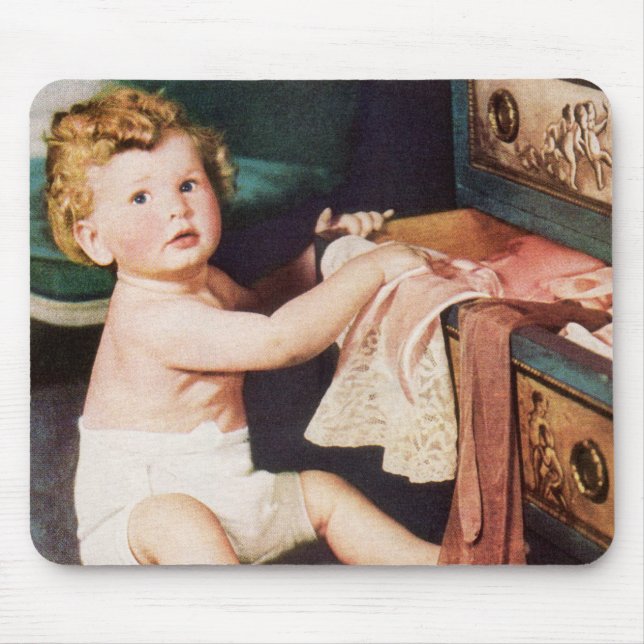 Mousepad Bebê Fofo Antigo Brincando com Gaveta de Roupas (Frente)