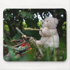 Mousepad Beertje dat bij kampvuur zit.