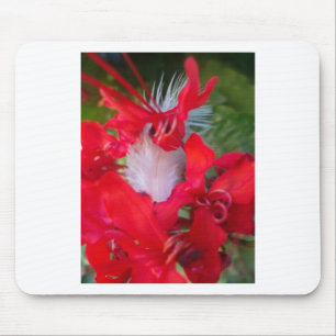 Mousepad Beleza Delicada: Flor Vermelho com Pena Branca
