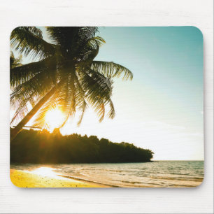 Mousepad Belo pôr do sol em praia tropical com palmeiras