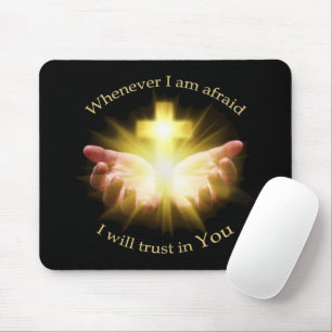Mousepad Bíblia com as mãos segurando Cross
