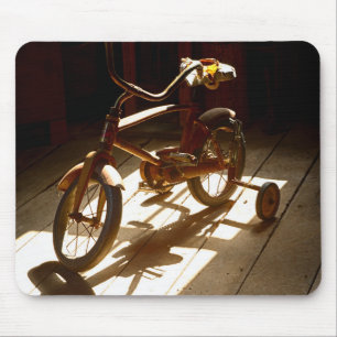 Mousepad Bicicleta infantil no antigo moinho de grãos