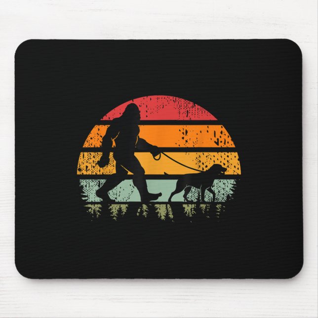 Mousepad Bigfoot Engraçado Caminhando Cachorro Labrador Ret (Frente)