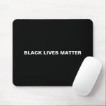 Mousepad Black Lives Matam texto branco preto minimalista<br><div class="desc">Vidas Negras Importam o Pad de Mouse simples,  preto e branco. Texto branco totalmente personalizável sobre fundo preto simples editável a cores,  para que você possa personalizá-lo e torná-lo exclusivo.</div>