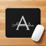 Mousepad Black Silver Modern Script Girly Monographic Name<br><div class="desc">Monograma Prateado e Preto Adiciona Seu Próprio Nome Mousepad (Pad do Mouse). Isto faz o doce e perfeito aniversário de 16 anos,  casamento,  chá de panela,  aniversário,  chá de fraldas ou festa de solteira presente para alguém que ama luxo de luxo e estilos quíticos.</div>