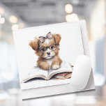 Mousepad Bloco de Mão-de-Obra de Leitura Corta<br><div class="desc">Cansado do seu velho e simples bocal? Aperte a sua mesa com este irresistível Bocão de Leitura de Cute! Com um filhote de precioso todo amontoado com um livro, óculos estrelados no nariz dela, esta almofada personalizada adiciona um toque lúgubre de reluz a qualquer espaço de trabalho. ・ Design personalizado...</div>