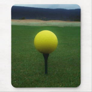 Mousepad Bola de Golfe Amarelo no campo de golfe da montanh