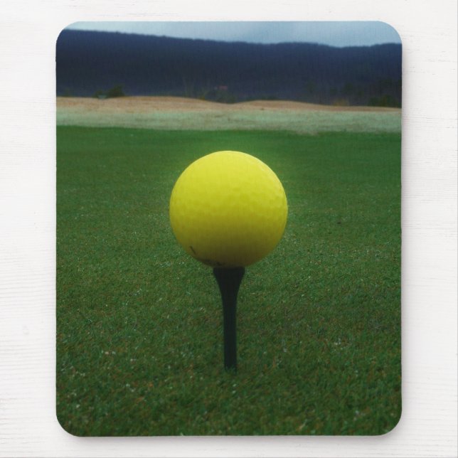 Mousepad Bola de Golfe Amarelo no campo de golfe da montanh (Frente)