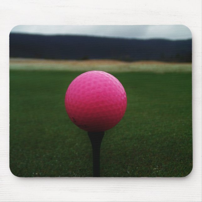 Mousepad Bola de Golfe Rosa em campo de golfe na montanha (Frente)