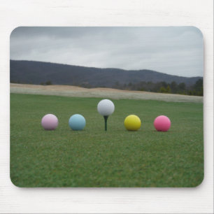 Mousepad bolas de golfe coloridas brilhantes em uma