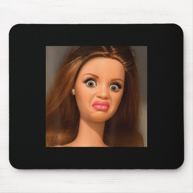 Mousepad Boneca Engraçada Meme Rosto Repulsivo  (Frente)