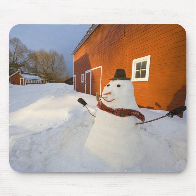 Mousepad Boneco de neve em frente ao celeiro vermelho em Co (Frente)