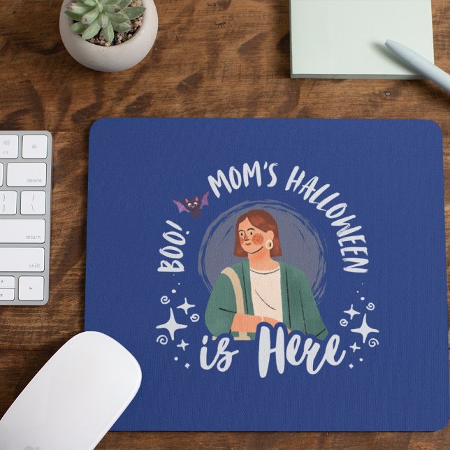 Mousepad Boo! Mãe Halloween está aqui (Boo! Mom's Halloween is Here Mousepad Cover from The Beekeeper Store)