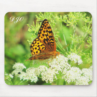 Mousepad Borboleta alaranjada e preta na flor branca