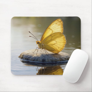 Mousepad Borboleta Dourada Sobre uma Rocha na Água
