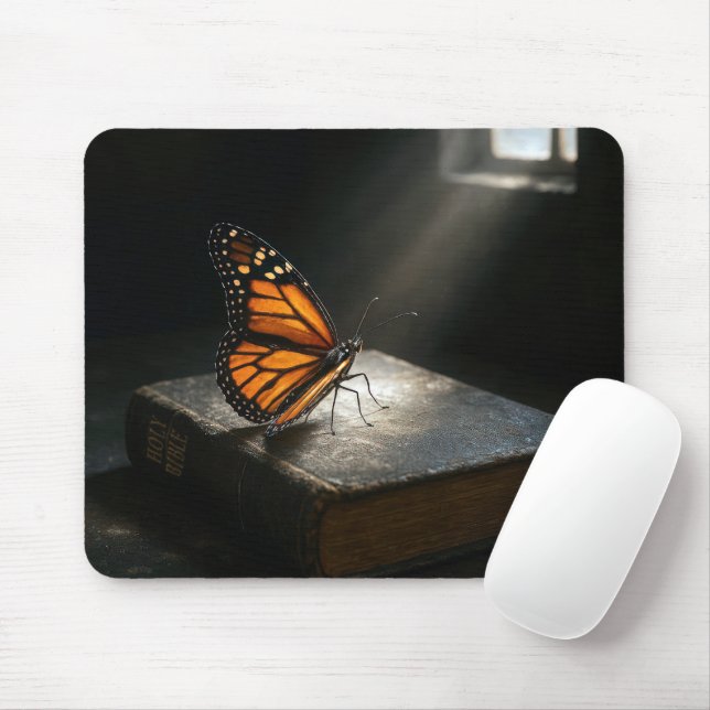 Mousepad Borboleta Monarca Sobre uma Bíblia Sagrada (Com mouse)