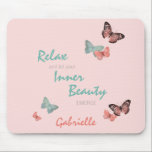 Mousepad Borboletas w. Citação de beleza interna - Personal<br><div class="desc">Personalize este bonito mouse com o seu nome. Esta design feminina apresenta borboletas e uma redação positiva na tipografia da escrita. A sabedoria dos yogi diz "Relaxe e deixe sua beleza interior emergir". Tem uma paleta de cor-de-rosa pálido,  coral e verde/azul-lacrimogêneo. Procure na nossa loja designs correspondentes e coordenadores.</div>