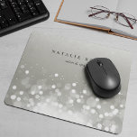 Mousepad Brilho de Platina Personalizado<br><div class="desc">Mousepad personalizado por chic exibe seu nome,  nome comercial ou escolha de texto personalizado em letras negras clássicas em um fundo de cinza de prata adornado com um burst de luzes brancas no topo.</div>