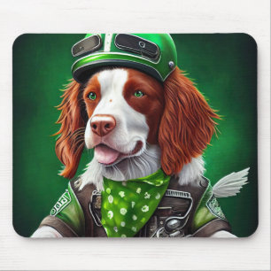 Mousepad Brittany Spaniel dirigindo Ruas de bicicleta. Dia