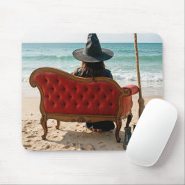 Mousepad Bruxa Sentada em um sofá de costa