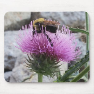 Mousepad Bumblebee colhendo uma flor de tristes roxas