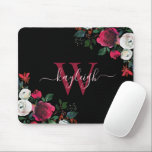 Mousepad Burgundy Black Watercolor Nome Floral Monograma<br><div class="desc">Pão de rato monograma personalizado floral de cor azul-d-água preta, de cor botânica. Borgonha, marsala, rosas de peônias de cor branca, design floral botânico com folhas verdes escuras e bagas em fundo negro. Possui um elegante design de tipografia manuscrita, com seu nome personalizado, monograma e bonito arranjo de rosas de...</div>