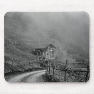 Mousepad Cabana de madeira na natureza/nevoeiro na montanha