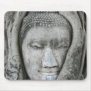 Mousepad Cabeça de Buda em arenito cercada por árvore