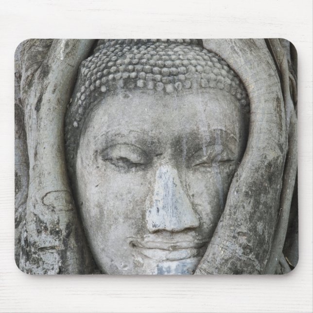 Mousepad Cabeça de Buda em arenito cercada por árvore (Frente)