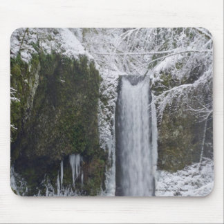 Mousepad Cachoeira obscura cercada por uma floresta nevado